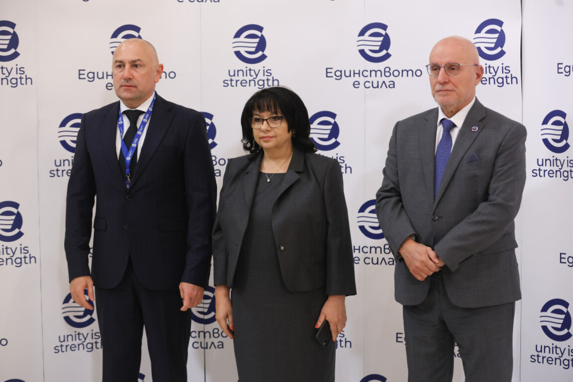 (От ляво надясно) Любомир Каримански, министърът на финансите Теменужка Петкова и управителят на Българската народна банка Димитър Радев.