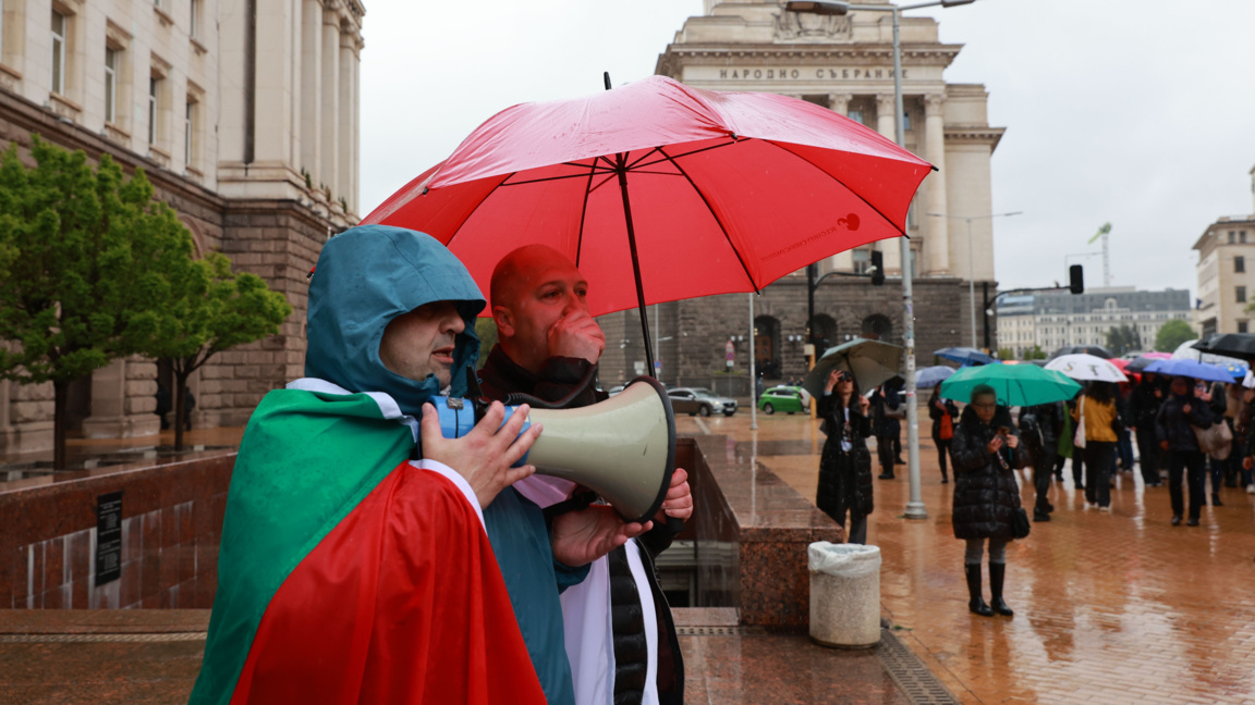 Служители и клиенти на застраховател протестираха срещу КФН