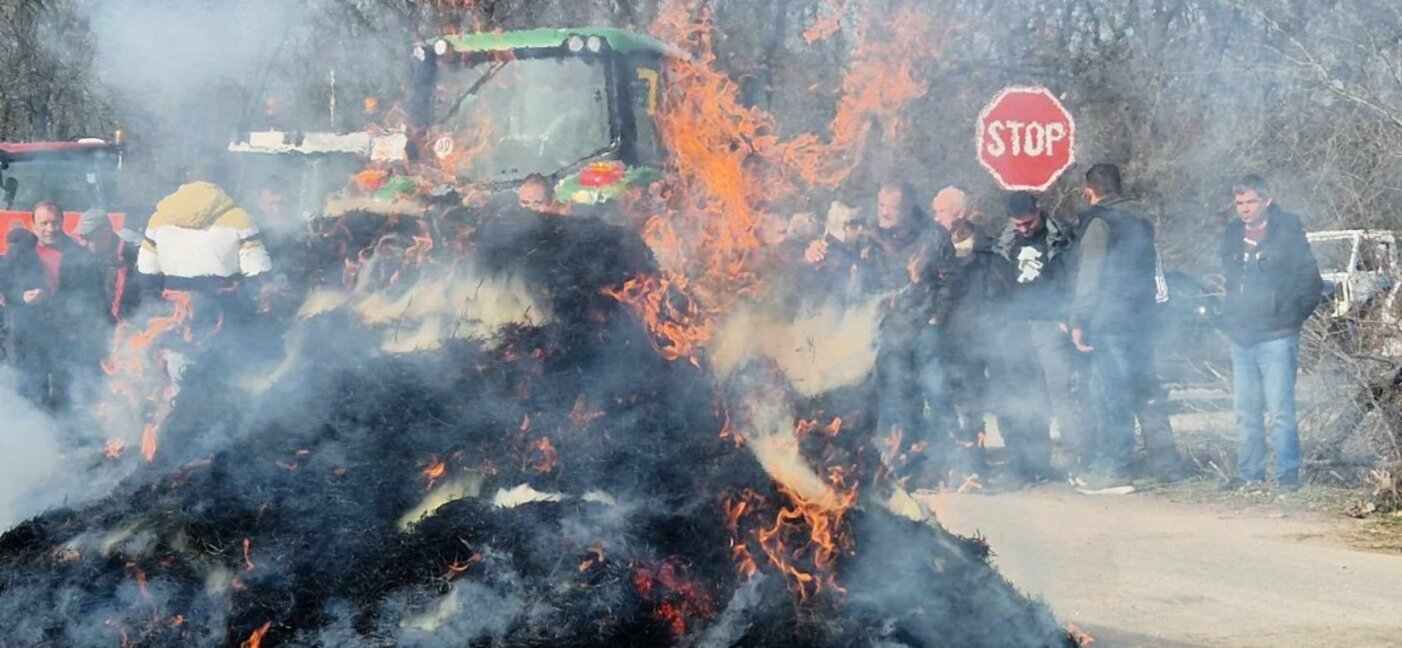 Протестиращи земеделци запалиха бали със слама на пътя от Стара Загора към магистрала "Тракия"