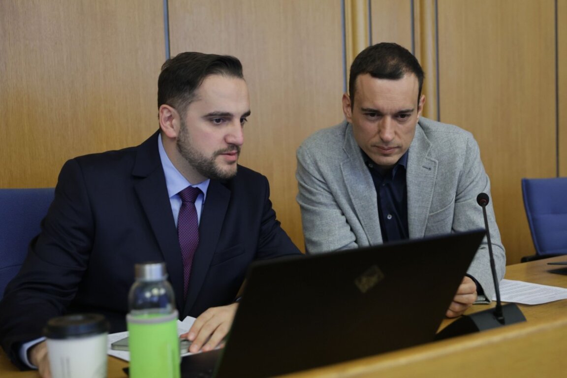 Председателят на Столичния общински съвет Цветомир Петров (вляво) и кметът на София Васил Терзиев  на заседанието на СОС - 14 ноември 2024 г.