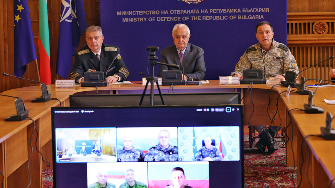 Savunma Bakanı yurt dışında görev yapan Bulgar askerlerinin 6 Mayıs Bayramını kutladı