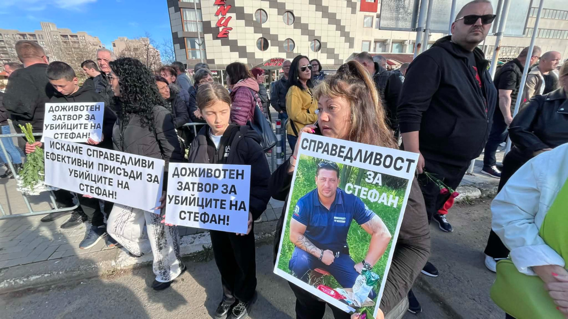 Стотици на мирен протест в Слънчев бряг заради смъртта на  Стефан Денев 