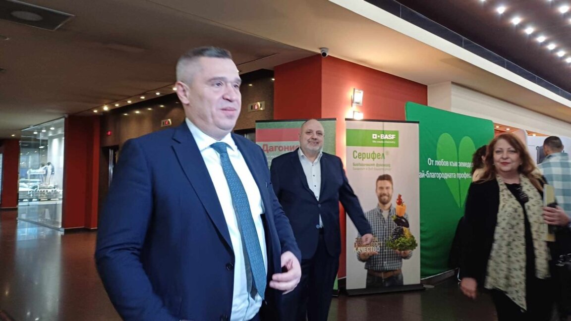 Министър Тахов видя редукция на цените на веригите след бойкотите