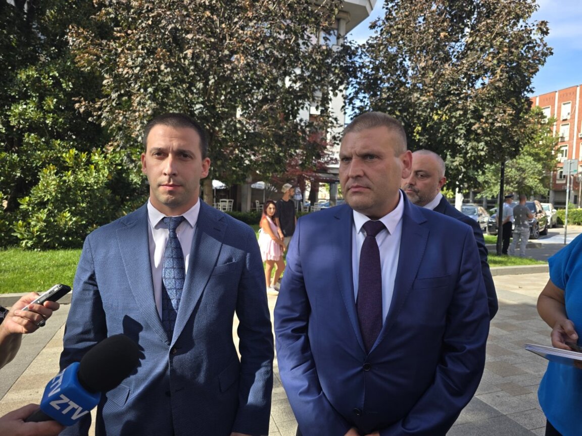 Областният управител на Плевен Николай Абрашев (вляво) и кметът Валентин Христов разговаряха с журналисти след срещата си с президента Румен Радев -  3 септември 2025 г.