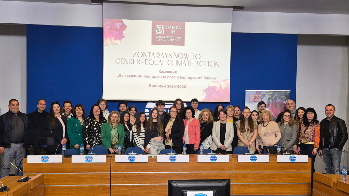 Ученици влизат в розобера и тази година