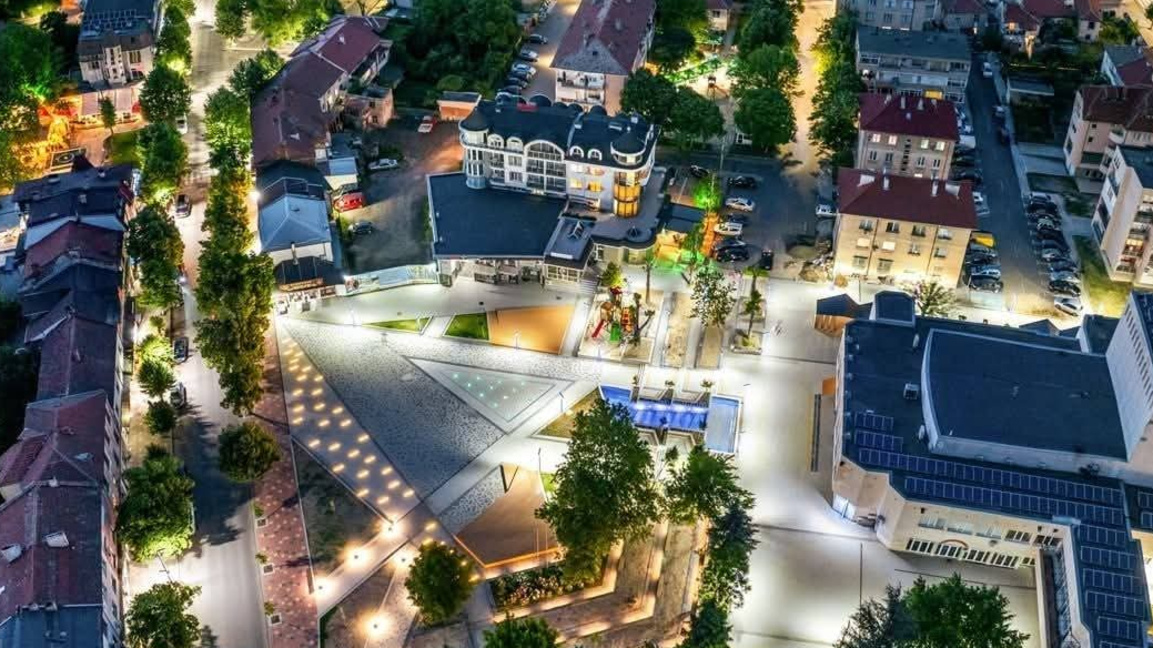 11-метрова елха грейва на обновения площад в Момчилград