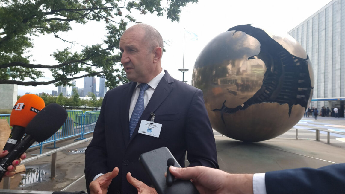 Президентът Румен Радев говори на брифинг за български медии в централата на ООН.