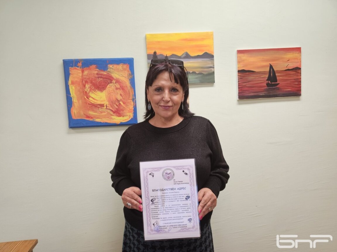 Журналистът Лалка Радкова с благодарствен адрес от 3 Бригадно командване