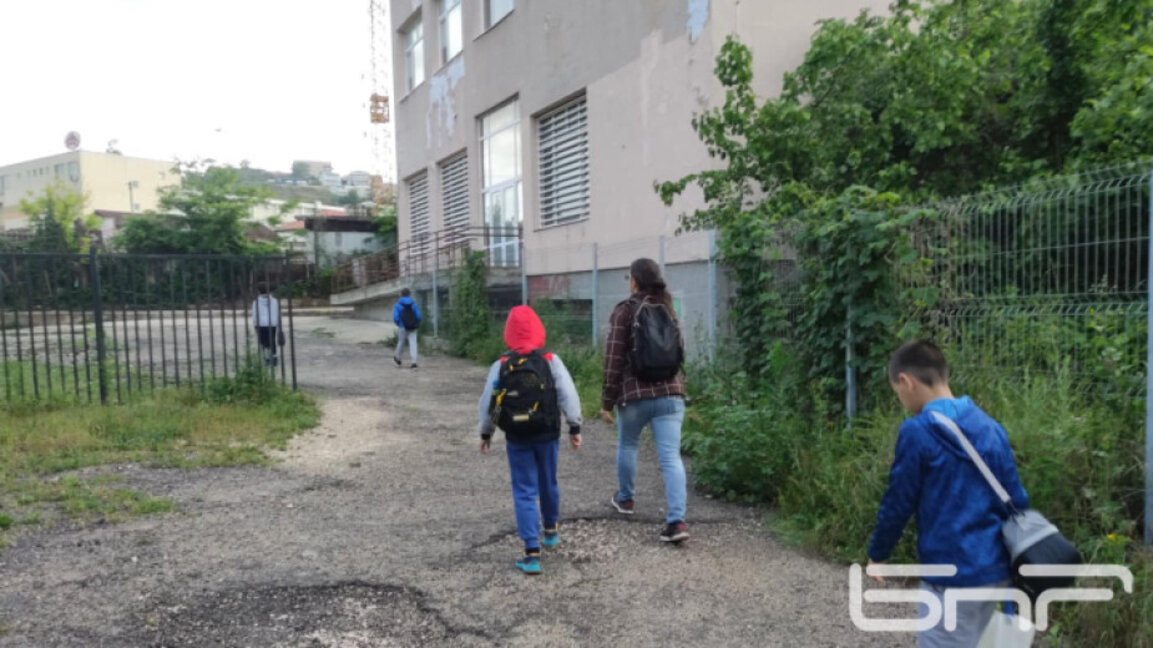 Родители се надяват преди 15 септември да бъде ремонтиран дворът и да бъде укрепена оградата на ОУ "Иван Вазов"