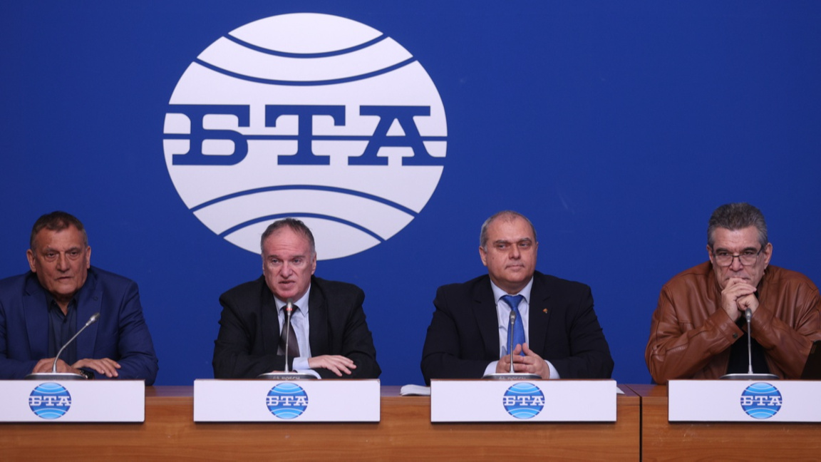 На снимката (от ляво надясно): председателят на Съюза на архитектите в България и бивш главен архитект на София арх. Петър Диков, председателят на сдружение „Регион“ чл. кор. проф. Владимир Чуков, председателят на Парламентарната комисия за регионално развитие благоустройство и местно самоуправление в 44-ото НС и председател на „Център за демографска политика“ Искрен Веселинов и проф. Марин Русев от Геолого-географския факултет на Софийския университет "Св. Климент Охридски".