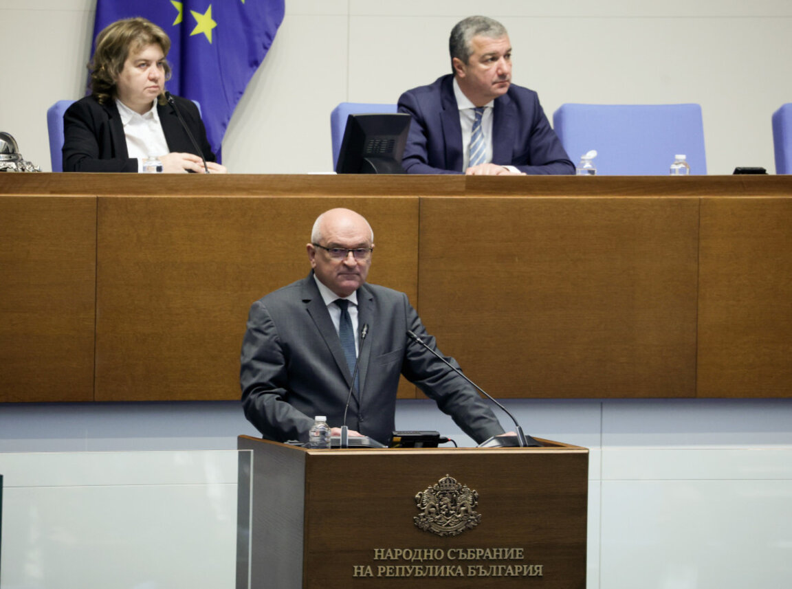 Premierul cere parlamentului să reglementeze legal statutul numelui Bisericii Ortodoxe Bulgare