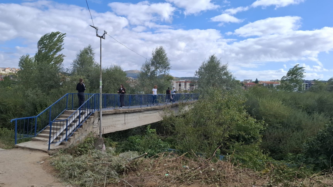 Над 50 души се включиха в третия ден от обновяването на пасарелката