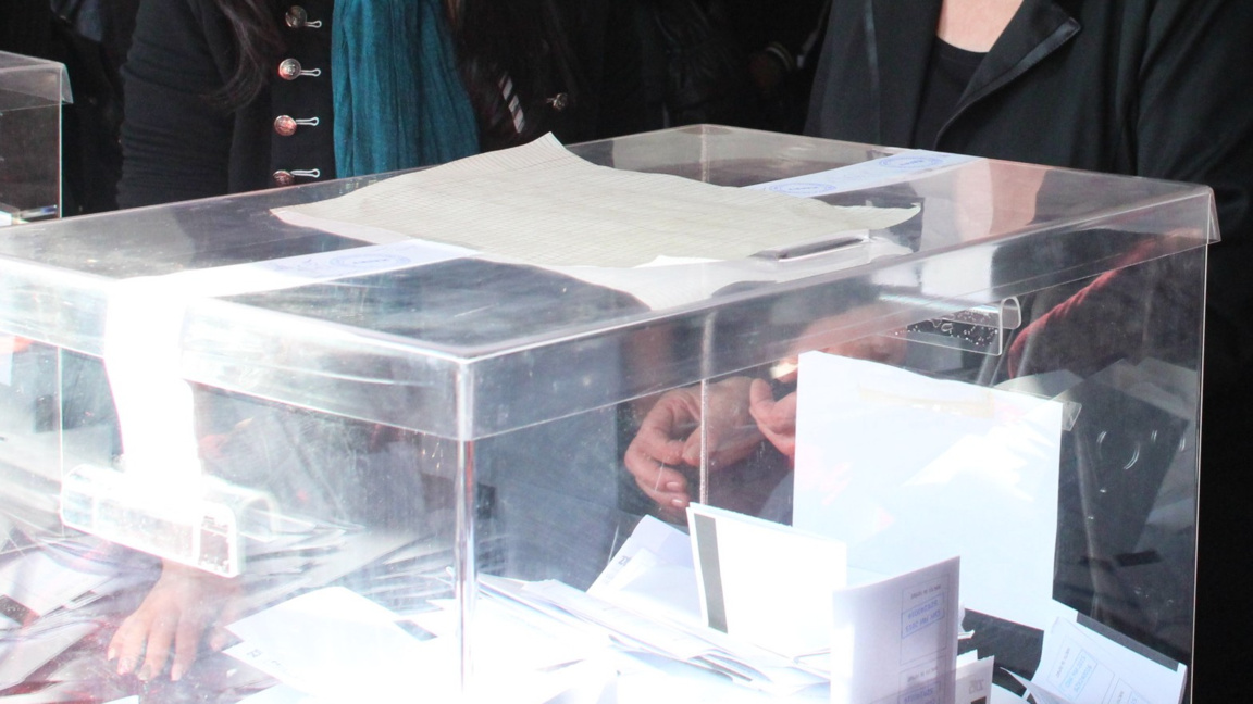 Двама членове на СИК в Белица, извършили...