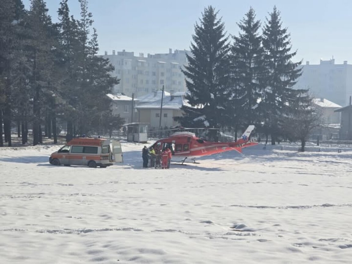 За първи път медицински хеликоптер кацна в болницата в Разлог