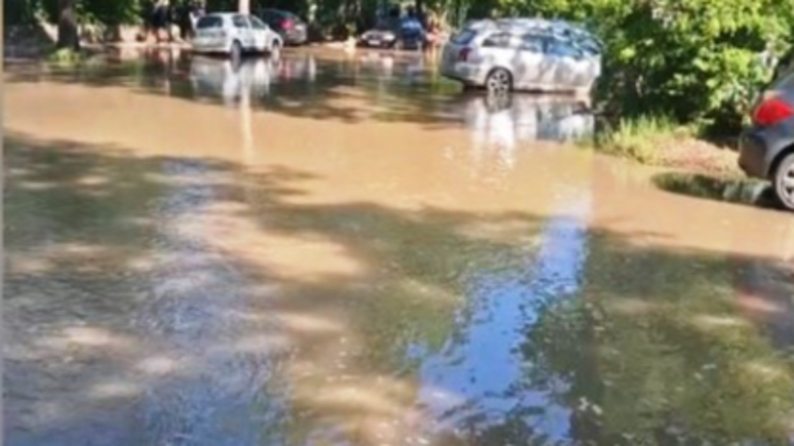 Стар водопровод остави на сухо района до базата на "Чистота"
