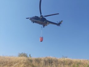 Хеликоптер се включи в гасенето на пожара в природен парк "Рилски манастир"