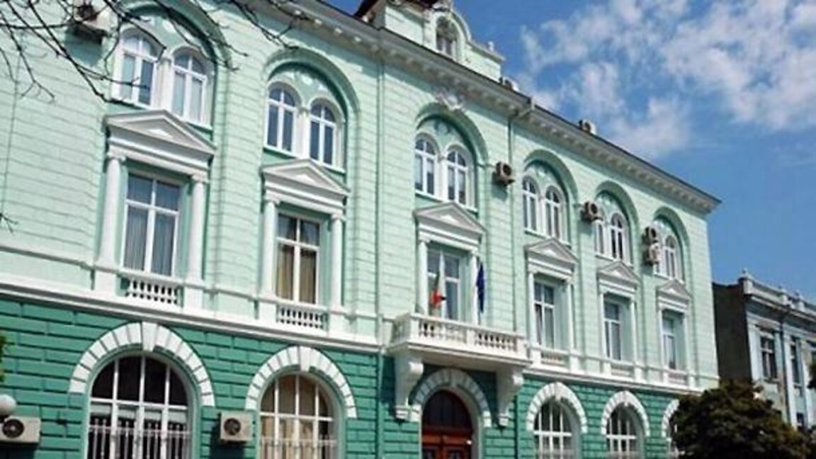 От пътните фирми също предоставят багери и тежка техника за гасенето на огнищата