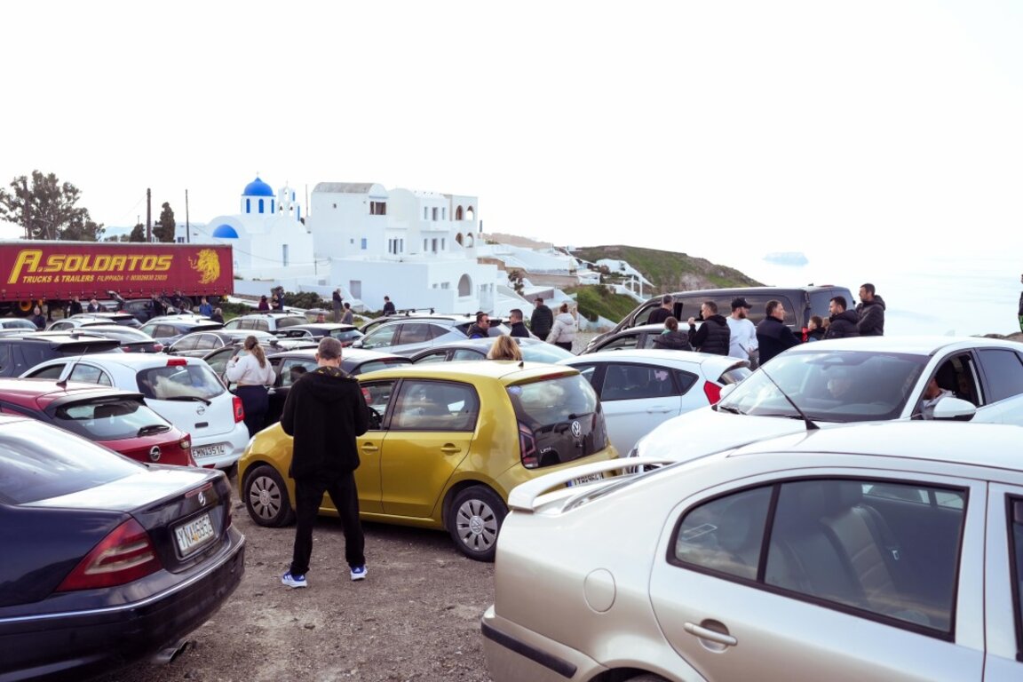 Гръцкият остров Санторини опустява все повече заради продължаващите земетресения