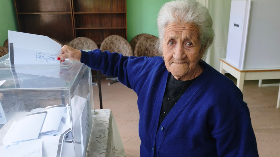 99-годишна избирателка гласува в Бял бряг