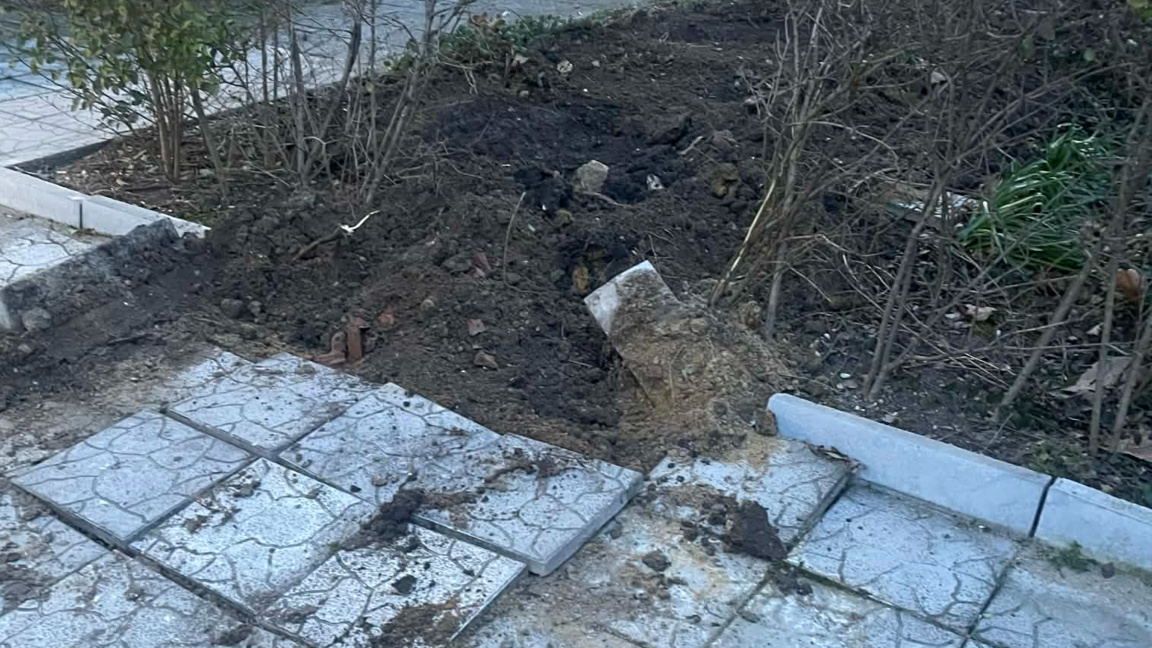 Ремонти за ново осветление в "Чайка", но около блоковете - кал и счупени плочки