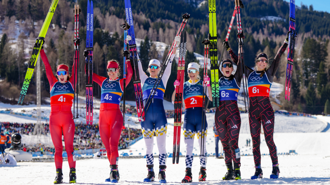 Отборът на Швеция (в средата) спечели титла в спринта свободен стил при жените