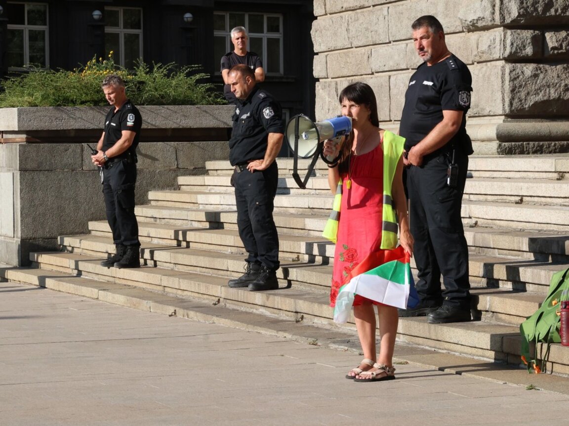 Протест на жители на Трън и района, който бе опустошен от пожари през последните дни, 30 юли 2025 г.