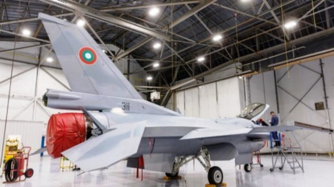 Първият изтребител F-16 за българската армия каца на летище Граф Игнатиево