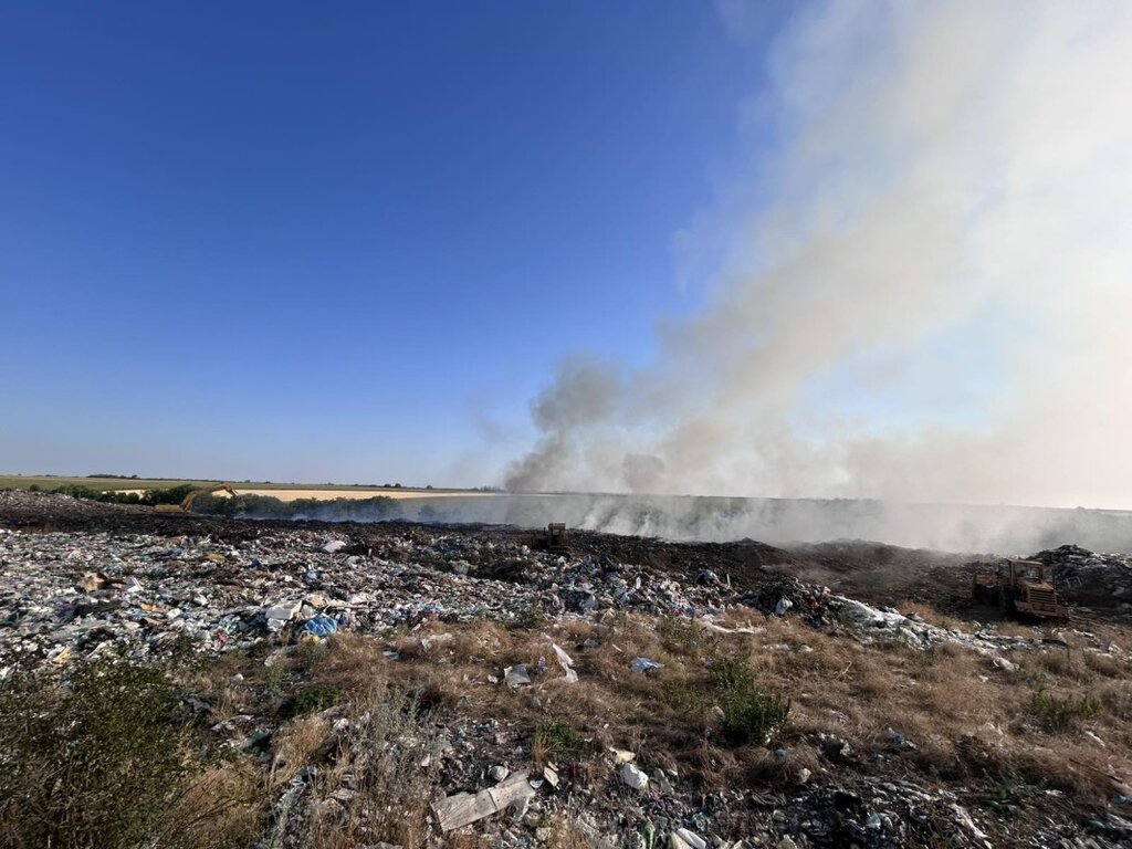Овладян е пожарът в депото за отпадъци край Силистра