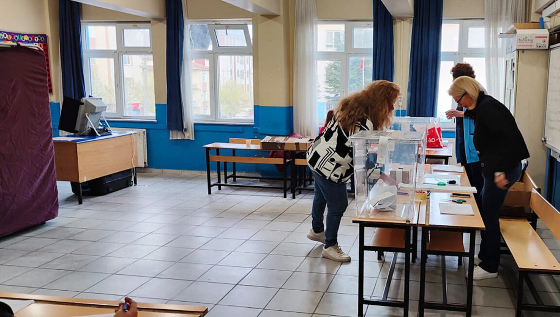 Български граждани гласуват в град Чорлу, Турция. Снимката е илюстративна