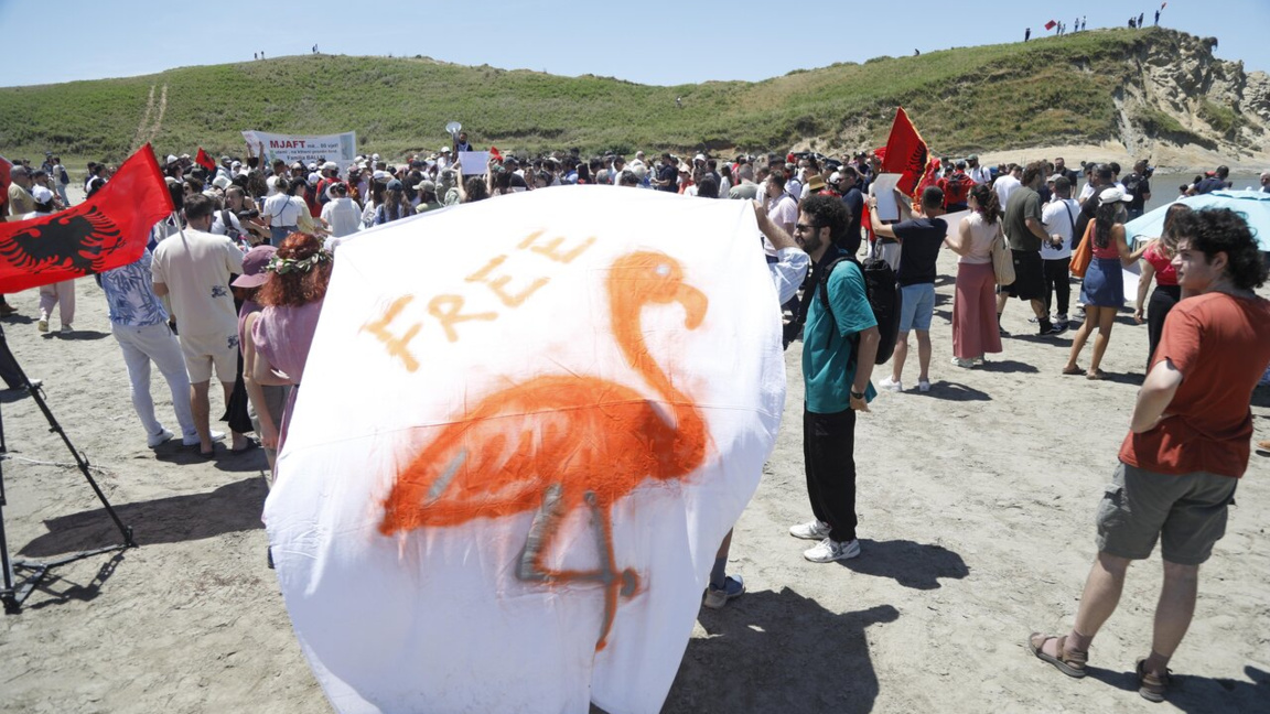 Protestë para Ambasadës së Shqipërisë për ndërtimet në ishullin e Sazanit