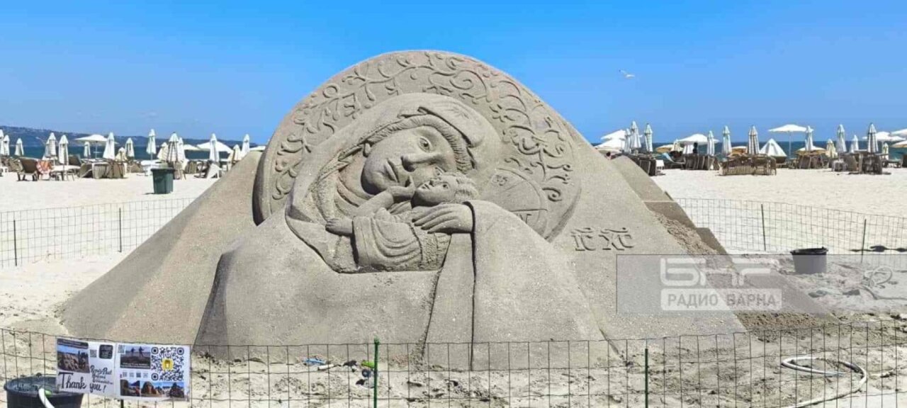 Пясъчна скулптура на Света Богородица издигнаха на плажа в "Аспарухово"