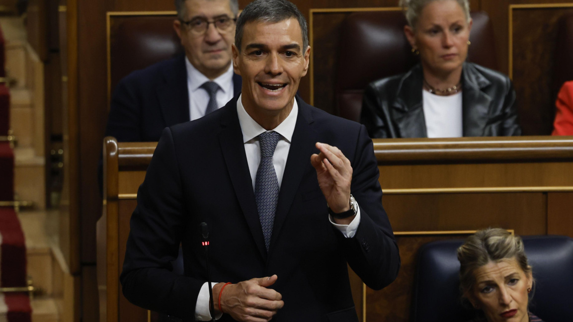 Испанският премиер Педро Санчес говори пред депутатите в Мадрид - 10 декември 2025 г. Кабинетът "Санчес" няма одобрен от парламента бюджет от началото на мандата си.