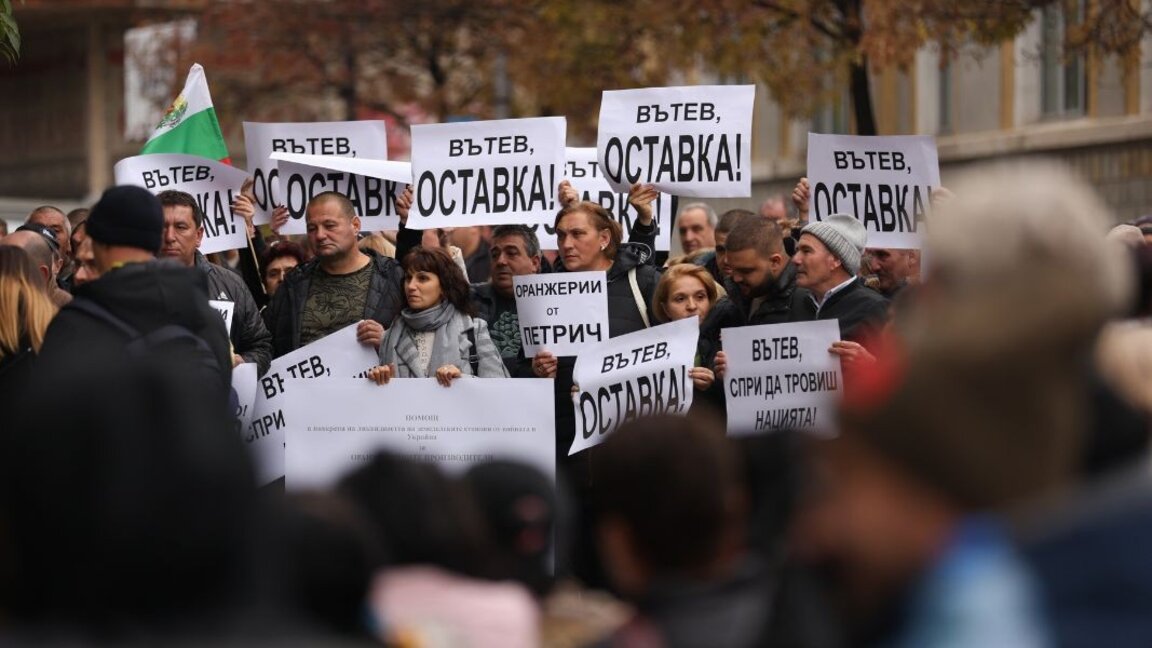 Οι αγρότες διαμαρτύρονται με αιτήματα για χρήματα και παραίτηση