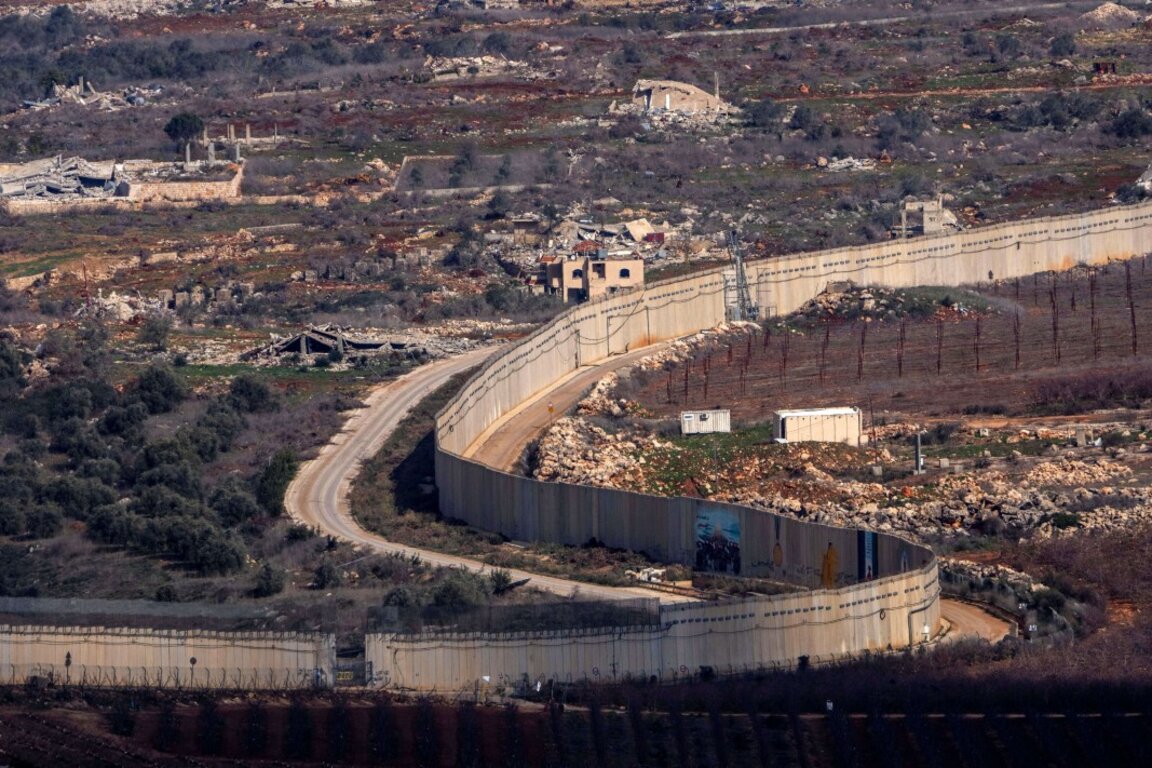 Стена, която върви по протежение на границата между Ливан и Израел, архив, 23.01.2025 г.