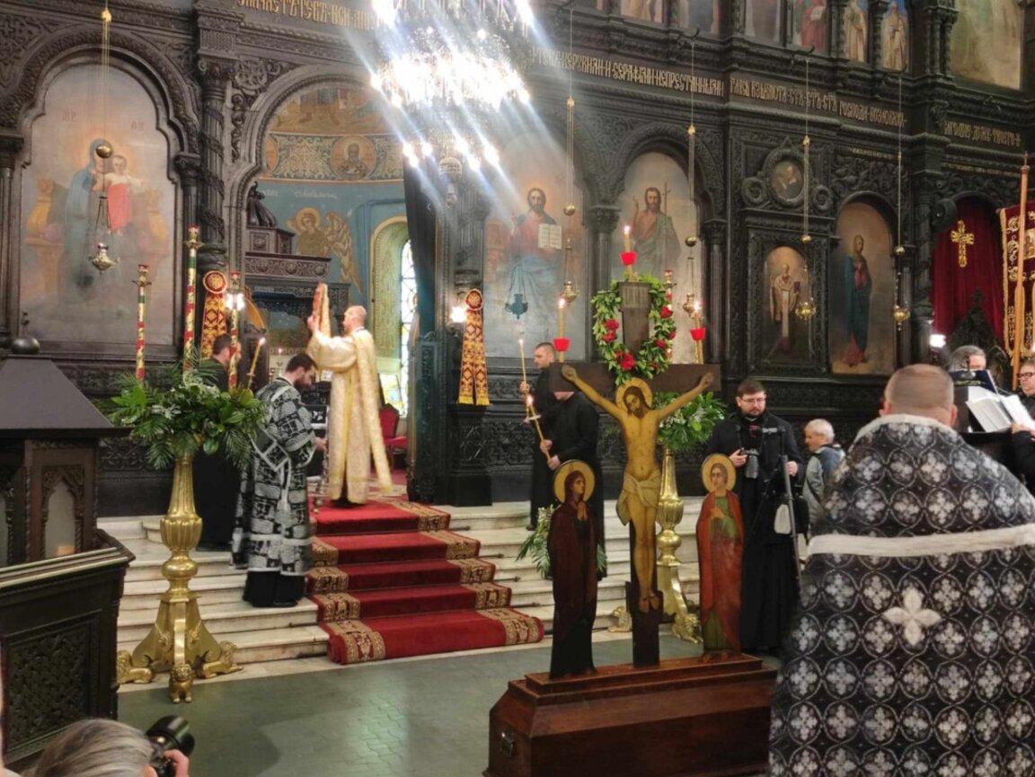 Пълен е катедралният храм във Варна