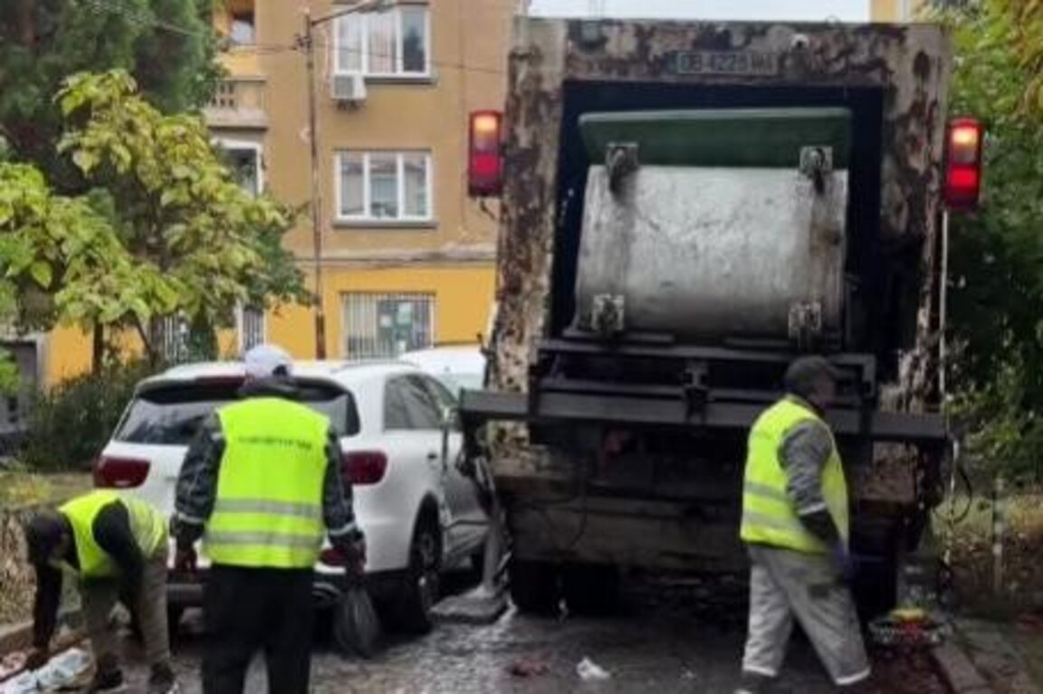 Камион на "Софекострой" започна да разчиства боклуците в "Красно село"