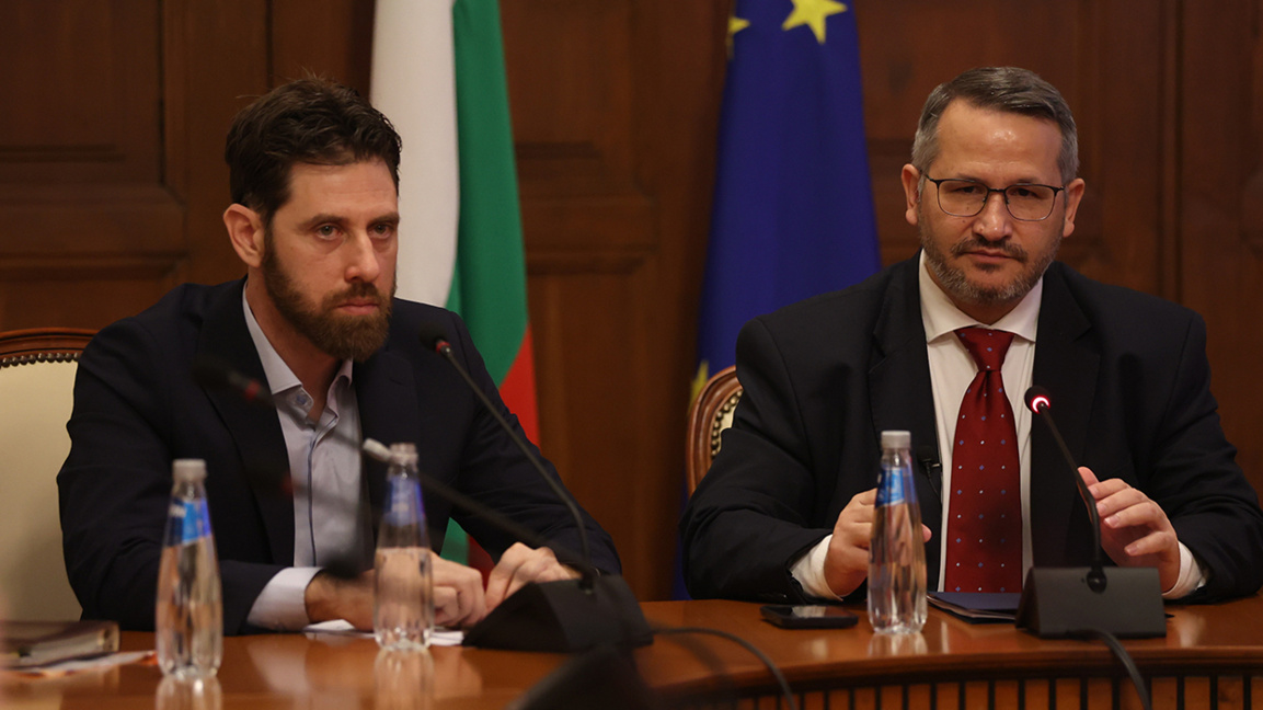 Angel Mavrovski, director of the Food Safety Agency, and caretaker Minister of Agriculture Ivan Hristanov (right)