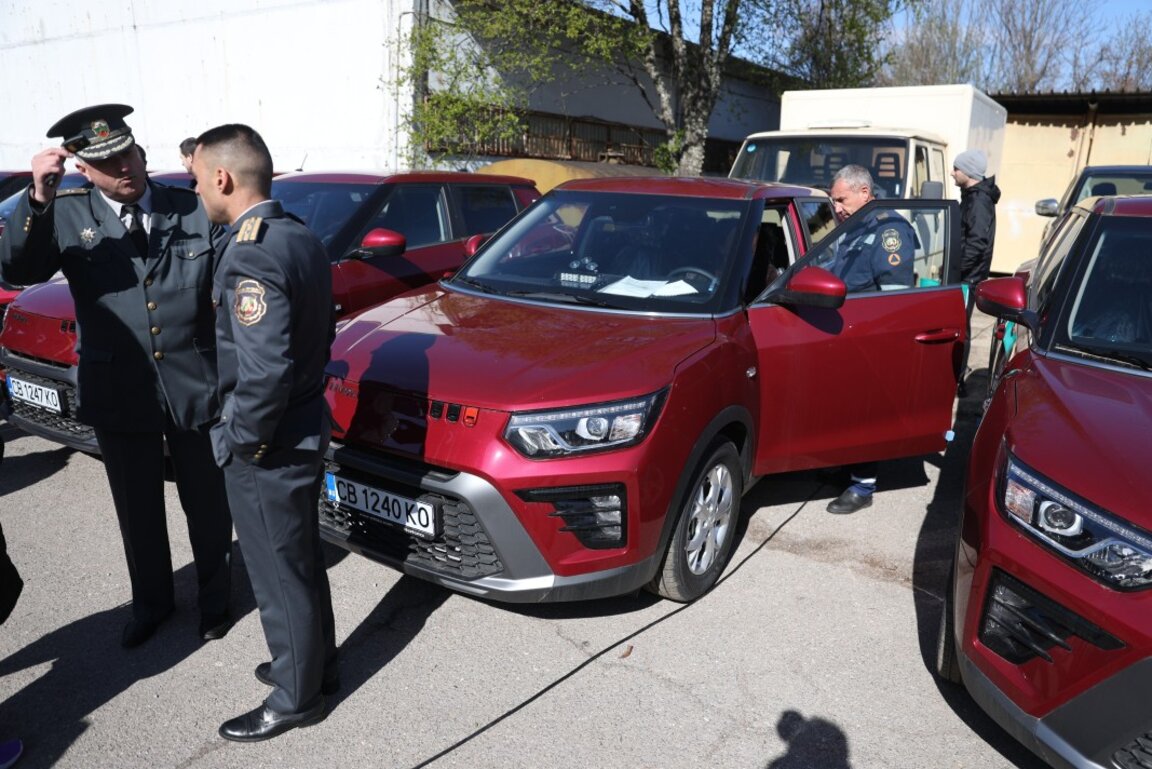 Νέα αυτοκίνητα και ελικόπτερα για την μάχη με τις πυρκαγιές