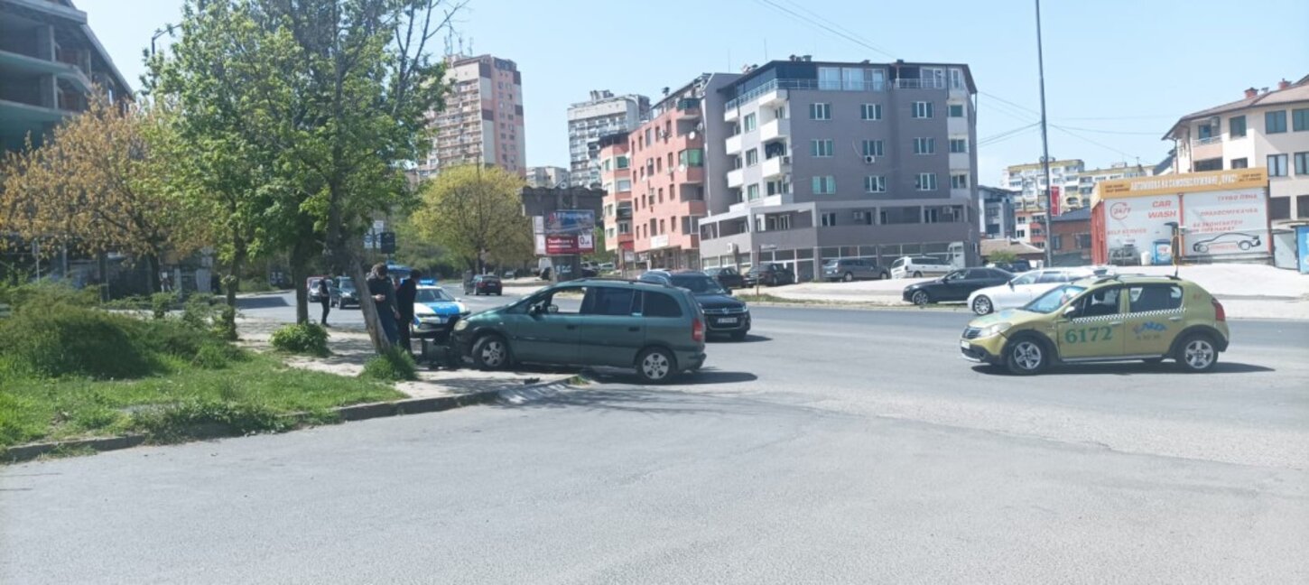 Катастрофа затрудни движението в жк. „Възрожденци“
