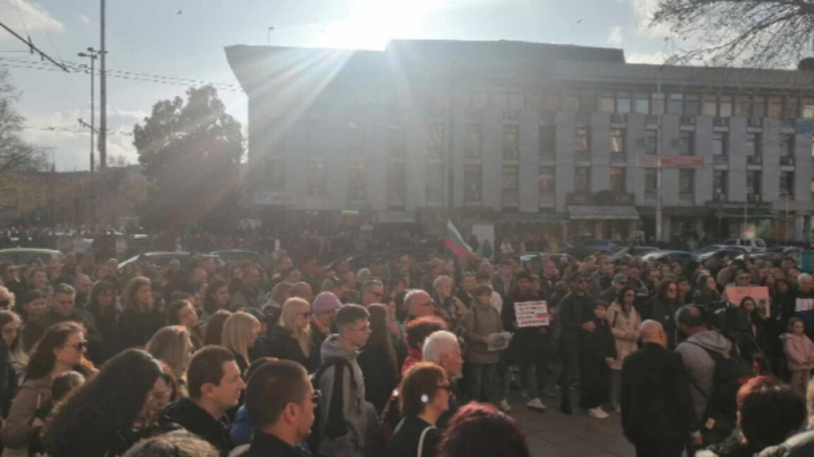 Hundreds came out to protest in memory of Siyana in Pleven last night