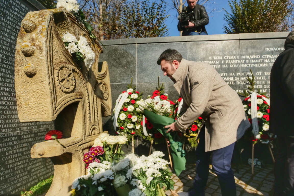 По всей Болгарии почтили память жертв коммунистического режима