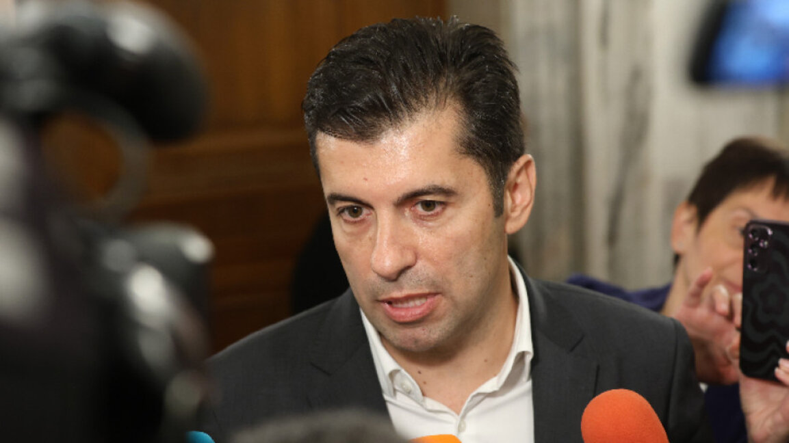 Кирил Петков: Правителството ще падне, ако продължава да се опира на Пеевски