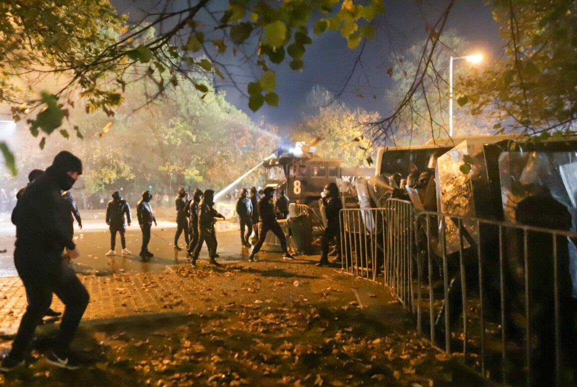 Ескалиращо напрежение между футболни фенове и полиция, има пострадали (обновена)