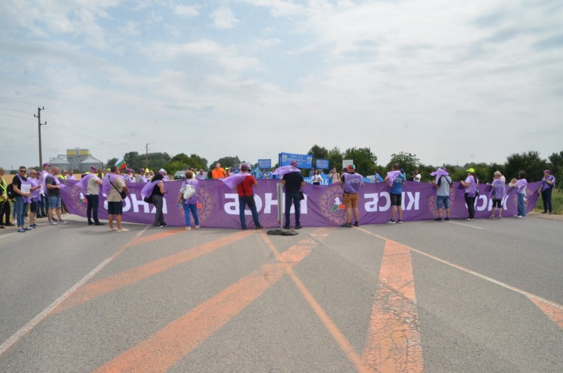 Employees of Road Infrastructure Agency block the road to Danube Bridge 2