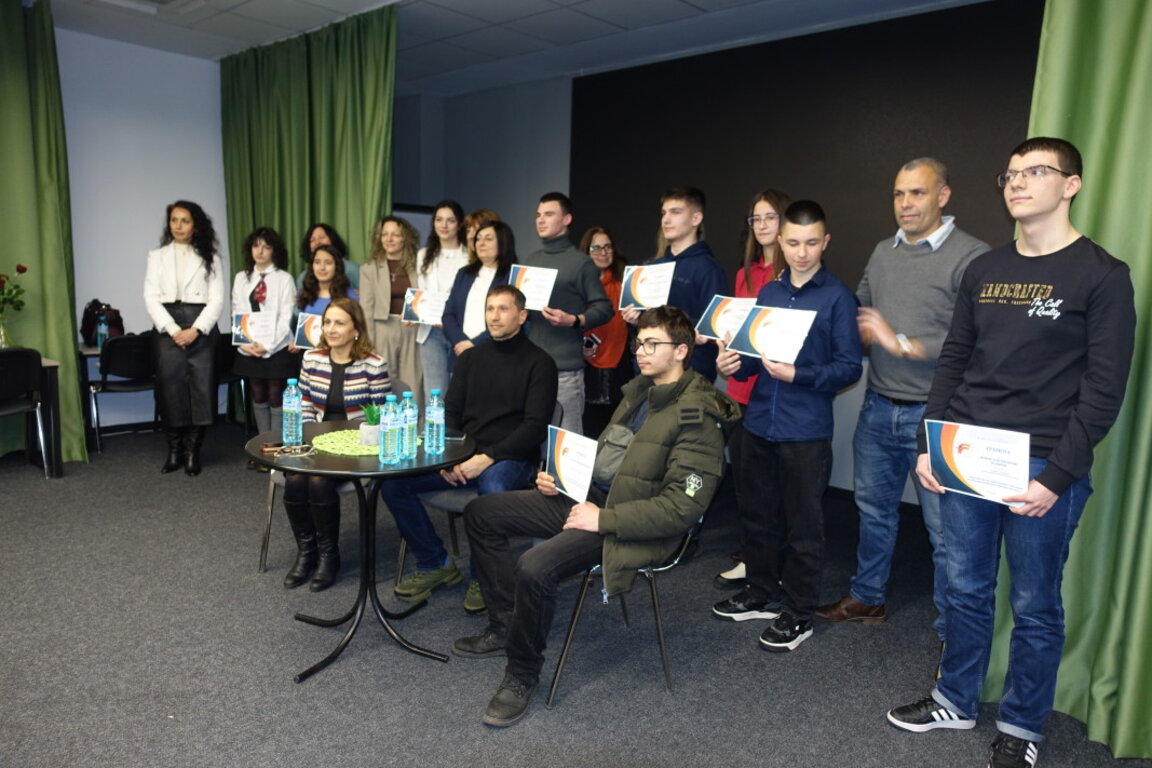 Фондация „Пътеки към бъдещето“ награди 9 надарени ученици