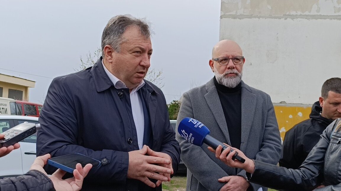 Отлагат ремонта на Градския стадион