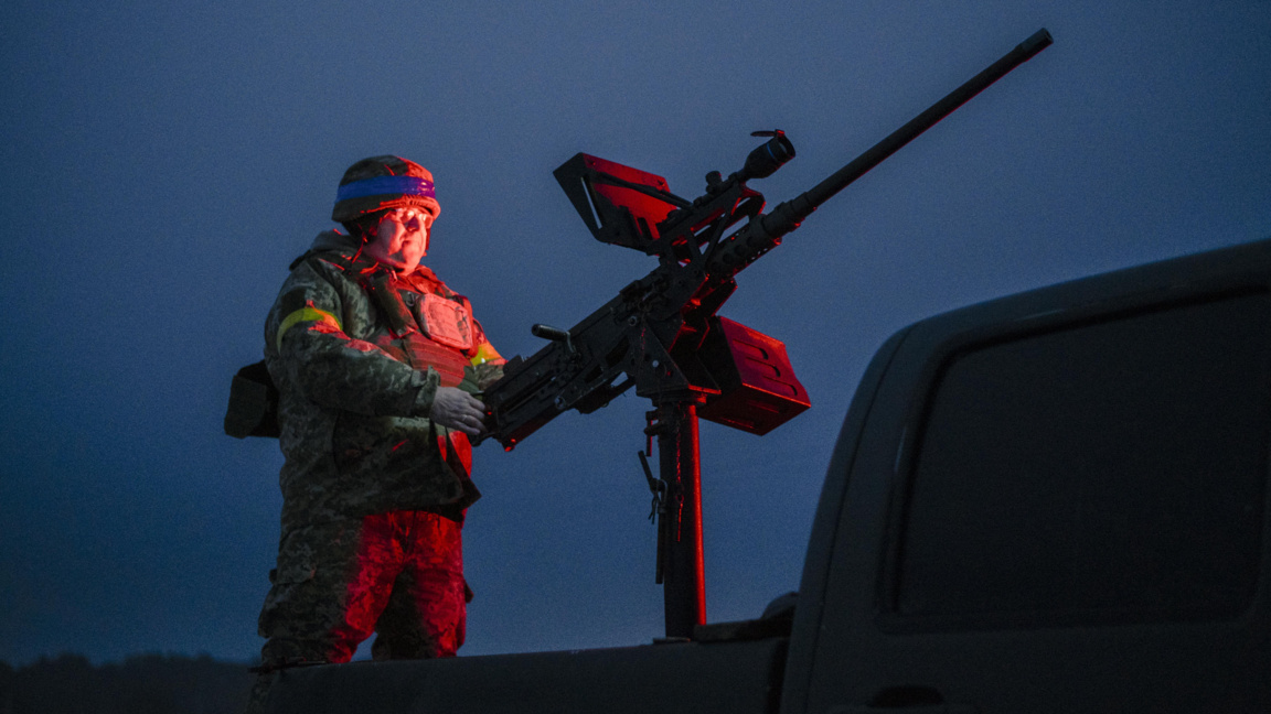 Украински боец от част за борба с дронове на неуточнена позиция в Северна Украйна, 14 февруари 2026 г.