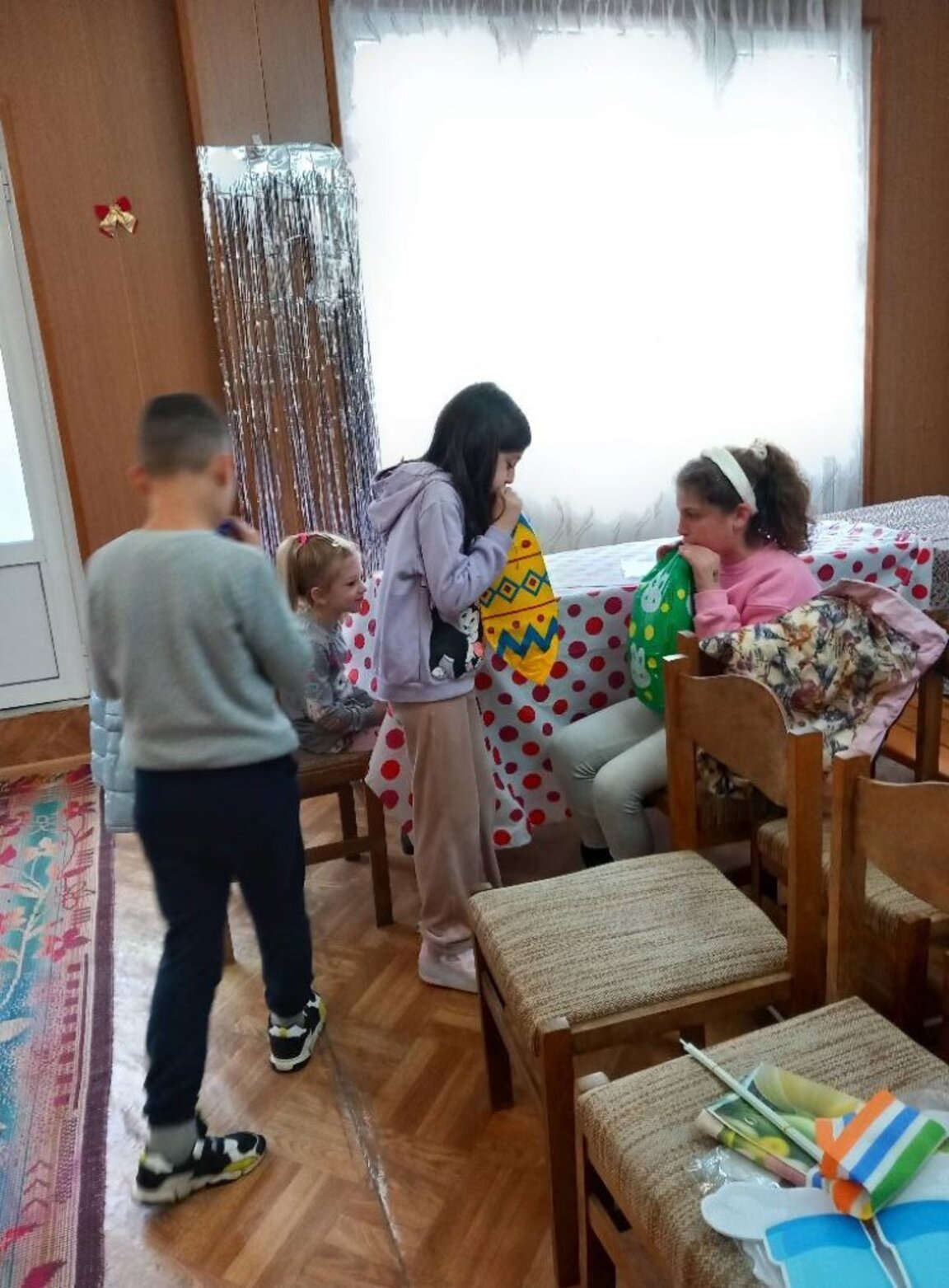 Деца в Зли дол изработват празнична украса