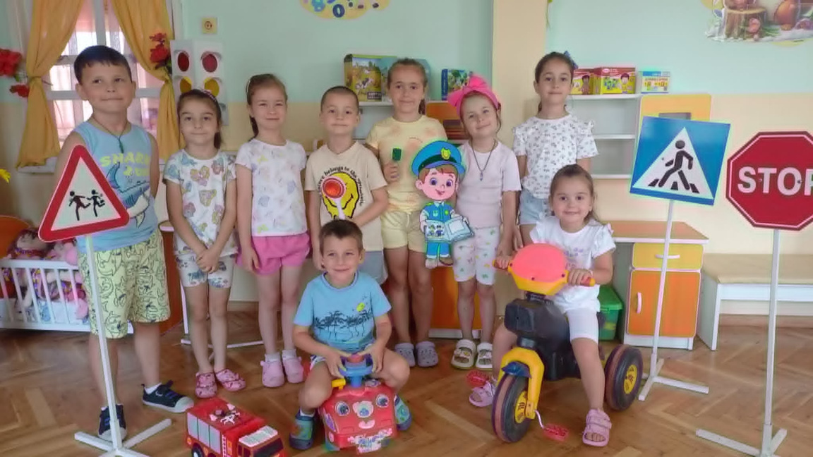 Децата се вълнуват от войната на пътя