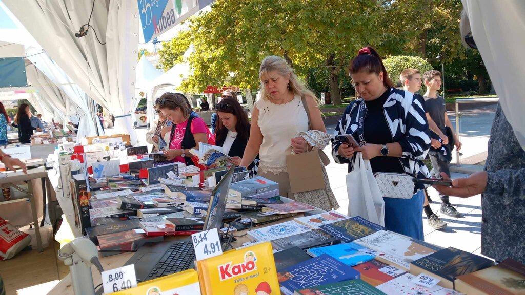 Алея на книгата се простира пред Пощата